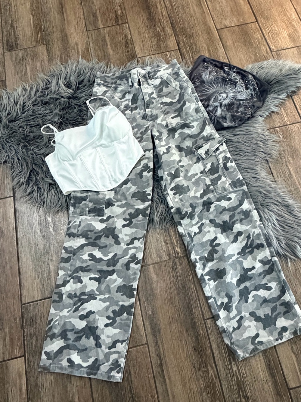 Hidden Gray and White Camo cargo pants and 2 tops - Picture 3 of 9